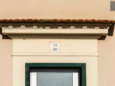 Una targa in pietra, posta su un�entrata laterale riporta la data �1892�, che potrebbe riferirsi all�anno di costruzione o consacrazione dell�edificio